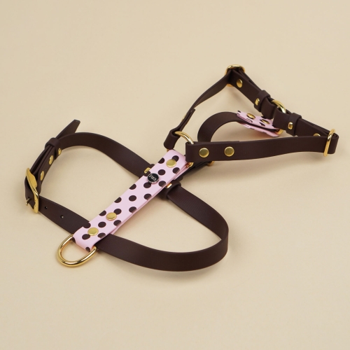 Wodoodporne szelki guard z Biothane dla psa, pudrowy róż w brązowe kropki.