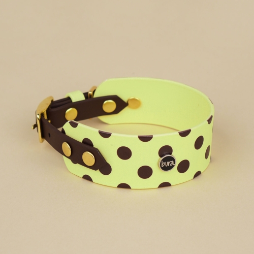 Wodoodporna obroża dla charta z Biothane, pastelowy żółty w brązowe kropki.