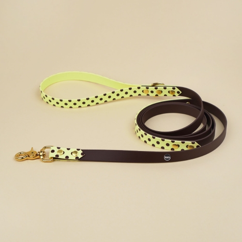 Smycz miejska wodoodporna z Biothane dla psa, pastelowy żółty w brązowe kropki.