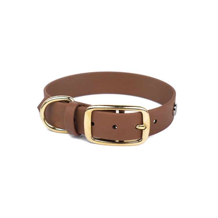 Brązowa obroża z Biothane dla psa PiesNUT ze złotą klamrą – widok produktu na jasnym tle