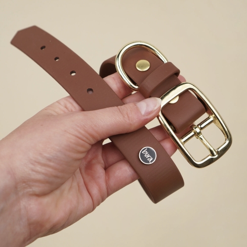 Obroża dla psa z Biothane w brązowym kolorze – detal złotej klamry i szerokiej taśmy