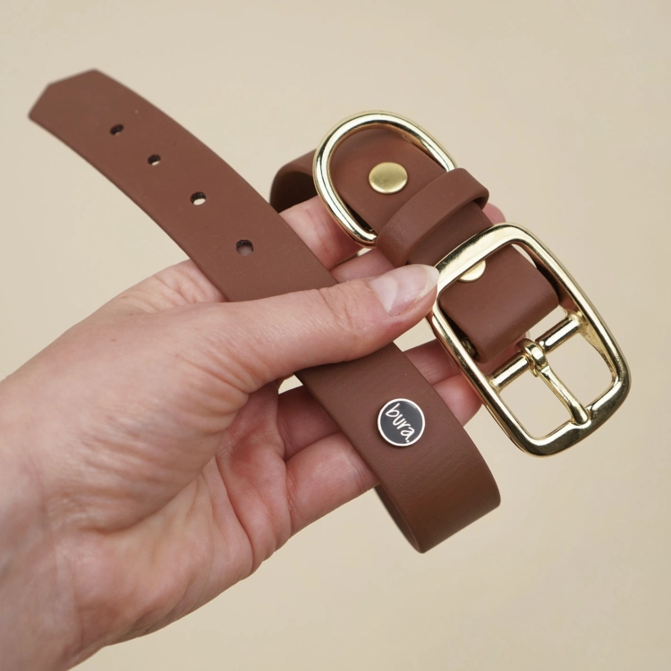 Obroża dla psa z Biothane w brązowym kolorze – detal złotej klamry i szerokiej taśmy