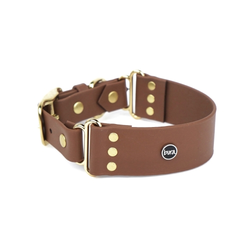 Szeroka brązowa obroża dla psa z Biothane PiesNUT ze złotymi okuciami na jasnym tle