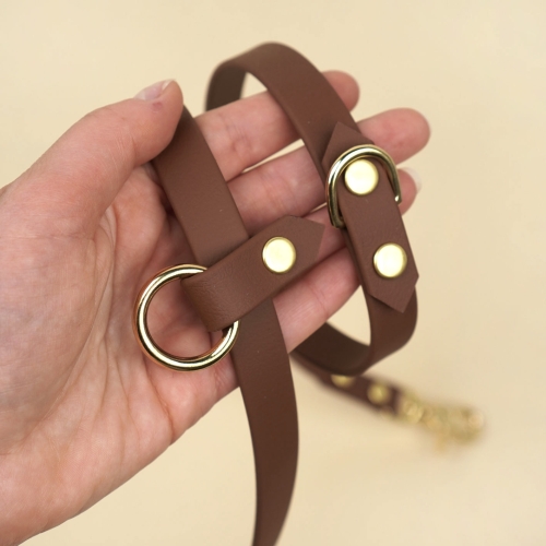 Smycz hands free dla psa z Biothane w brązowym kolorze – detal regulacji i złotych okuć