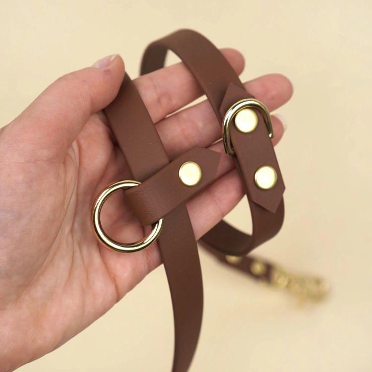 Smycz hands free dla psa z Biothane w brązowym kolorze – detal regulacji i złotych okuć