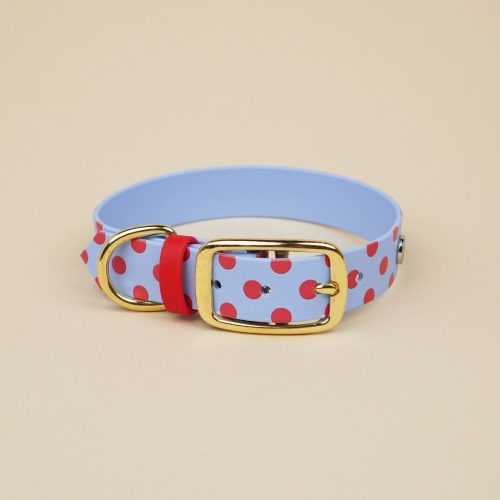 Obroża dla psa w czerwone kropki na niebieskim tle – biothane, złota sprzączka, kolekcja Polka DOGS, Bura