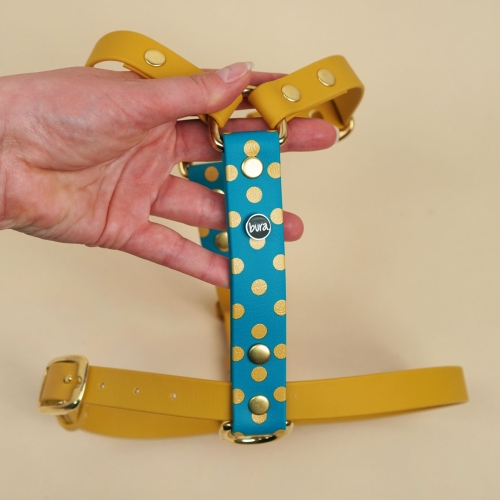 Detal szelek guard dla psa – turkusowa wstawka w złote kropki z logo Bura, musztardowe paski biothane, kolekcja Polka DOGS