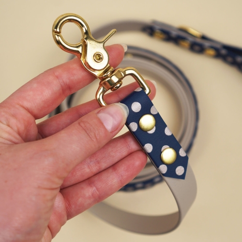 Detal smyczy miejskiej dla psa – złoty karabińczyk obrotowy, granatowa wstawka w białe kropki, biothane, Bura Polka DOGS