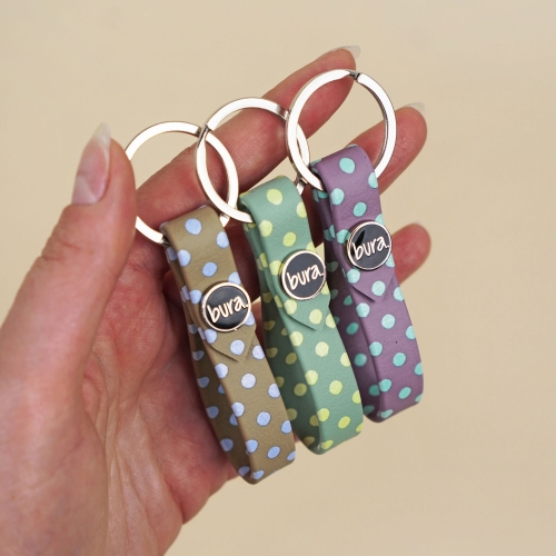 Breloczek do kluczy z biothane w kropki w trzech kolorach – khaki, szałwia i lila, srebrne kółko, logo Bura, kolekcja Polka DOGS