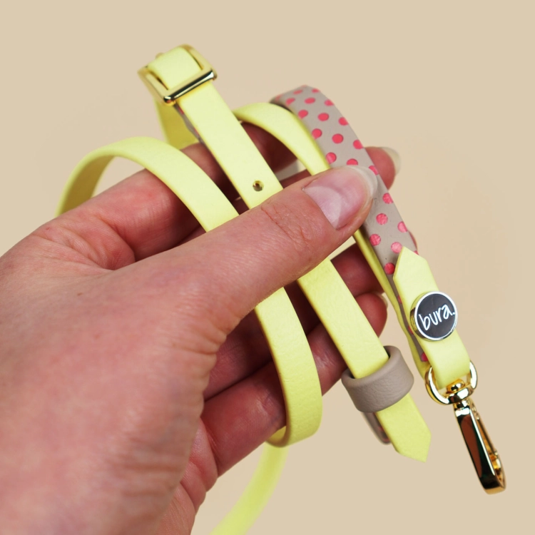 Regulowana smycz do telefonu w kropki z Biothane marki Bura, personalizowana, hands-free, ze złotym karabińczykiem