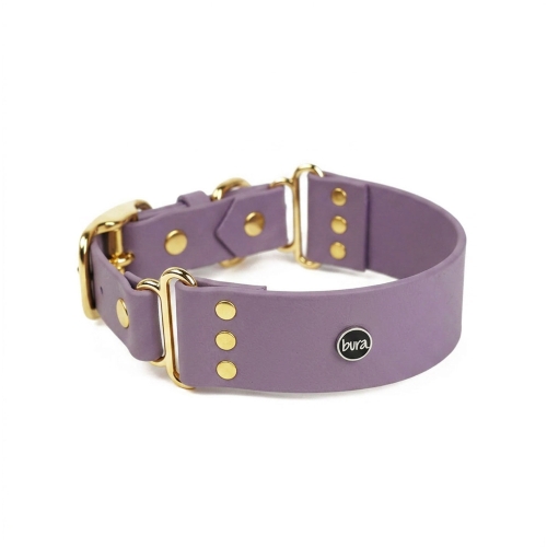 Szeroka obroża dla psa biothane mauve ze złotymi nitami i D-ringiem – logo bura, białe tło