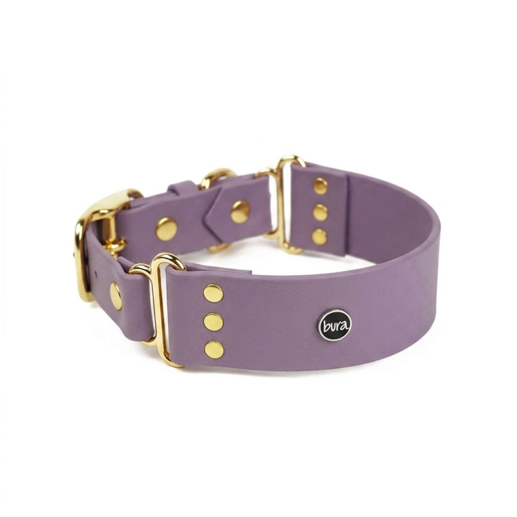 Szeroka obroża dla psa biothane mauve ze złotymi nitami i D-ringiem – logo bura, białe tło