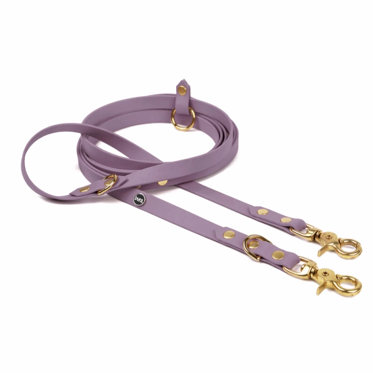 Smycz multifunkcyjna przepinana biothane mauve z dwoma złotymi karabińczykami i logo bura – białe tło